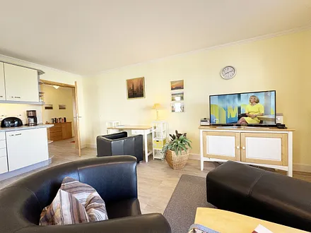 Wohnzimmer mit Couch und Sesel