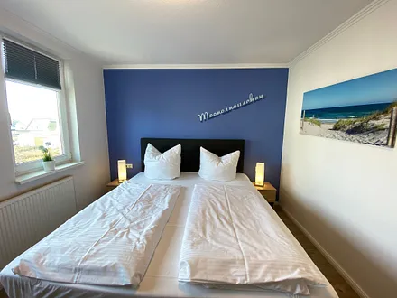 Schlafzimmer mit Boxspringbett (1,80 m x 2,00 m), Kleiderschrank, Nachttische, Sideboard sowie ein zweiter Smart-TV