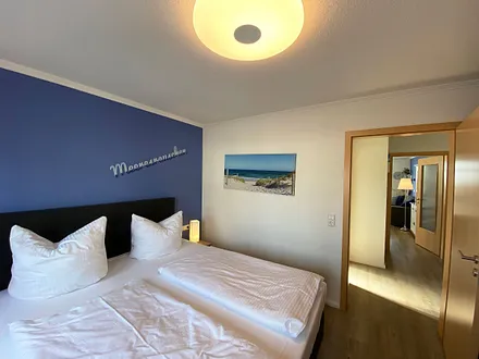 Schlafzimmer mit Boxspringbett (1,80 m x 2,00 m), Kleiderschrank, Nachttische, Sideboard sowie ein zweiter Smart-TV