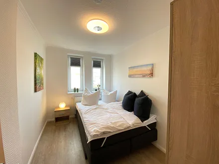 Schlafzimmer mit Boxspringbett (1,40 m x 2,00 m), Kleiderschrank sowie ein Nachttisch