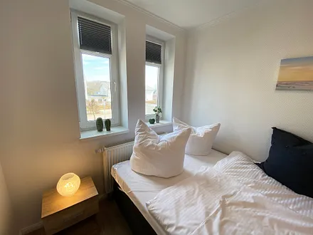Schlafzimmer mit Boxspringbett (1,40 m x 2,00 m), Kleiderschrank sowie ein Nachttisch