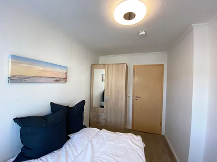 Schlafzimmer mit Boxspringbett (1,40 m x 2,00 m), Kleiderschrank sowie ein Nachttisch