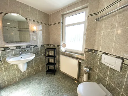 Badezimmer mit Waschbecken und WC