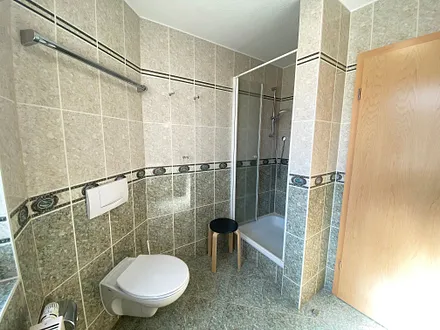 Badezimmer mit Dusche und Fenster