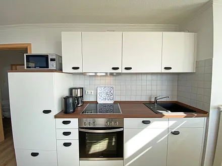 moderne Küchenzeile mit Geschirrspüler, 4 Zonen-Ceranfeld mit Backofen, Mikrowelle, Toaster, Kaffeemaschine, Wasserkocher, Kühlschrank mit Eisfach, Dunstabzugshaube sowie diverse Küchenutensilien