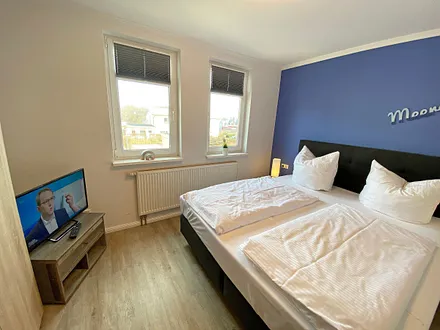 Schlafzimmer mit Boxspringbett (1,80 m x 2,00 m), Kleiderschrank, Nachttische, Sideboard sowie ein zweiter Smart-TV