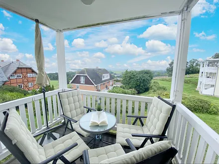 bestuhlter Balkon mit Sonnenschirm