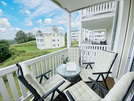 bestuhlter Balkon mit Sonnenschirm