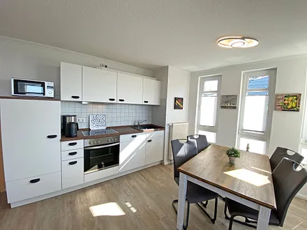 moderne Küchenzeile mit Geschirrspüler, 4 Zonen-Ceranfeld mit Backofen, Mikrowelle, Toaster, Kaffeemaschine, Wasserkocher, Kühlschrank mit Eisfach, Dunstabzugshaube sowie diverse Küchenutensilien