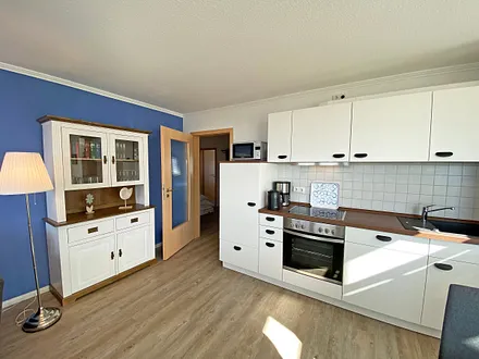 moderne Küchenzeile mit Geschirrspüler, 4 Zonen-Ceranfeld mit Backofen, Mikrowelle, Toaster, Kaffeemaschine, Wasserkocher, Kühlschrank mit Eisfach, Dunstabzugshaube sowie diverse Küchenutensilien