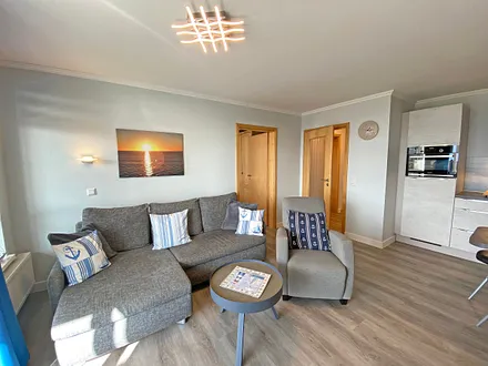 Wohnzimmer mit Sitzecke, Leselampe, TV-Board, LCD-TV, DVD-Player und Ministereoanlage