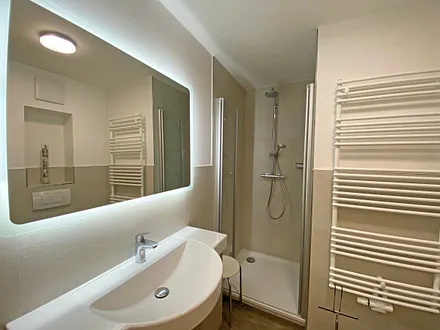 Badezimmer mit Dusche,WC, Kosmetikspiegel und Fön