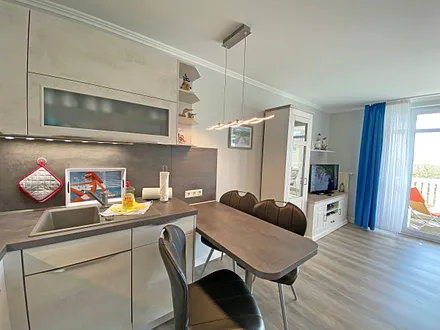 komplett ausgestattete Küchenzeile mit Geschirrspüler, Kühlschrank mit Gefrierfach, Backofen, Toaster, 4 Herdplatten, Kaffeemaschine, Wasserkocher, diversen Küchenutensilien