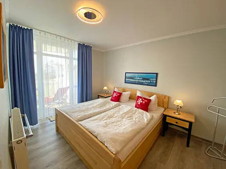 Schlafzimmer mit Doppelbett