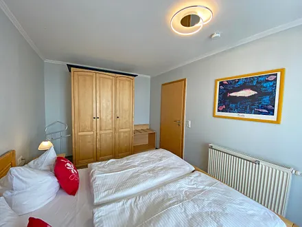 Schlafzimmer mit Doppelbett (1,80 m x 2,00 m), verstellbare Lattenroste, Kleiderschrank, Nachttischkonsolen und Verdunklungsvorhänge