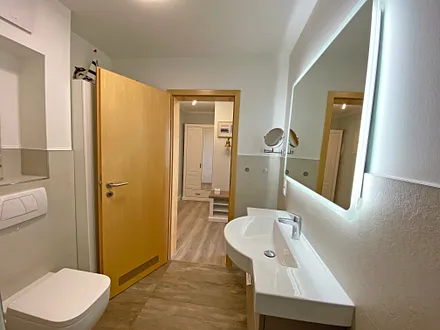 Badezimmer mit Waschbecken und WC