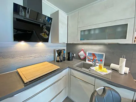 komplett ausgestattete Küchenzeile mit Geschirrspüler, Kühlschrank mit Gefrierfach, Backofen, Toaster, 4 Herdplatten, Kaffeemaschine, Wasserkocher, diversen Küchenutensilien