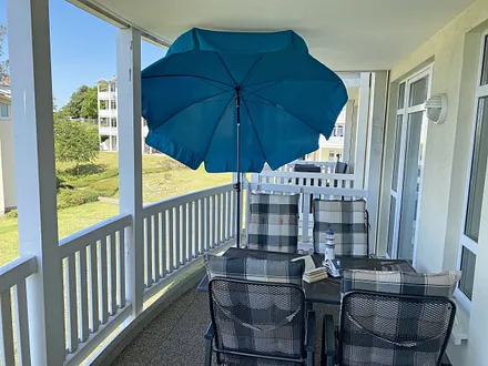 bestuhlter Balkon mit Meerblick