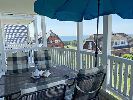 bestuhlter Balkon mit Blick zum Bodden