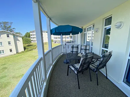 bestuhlter Balkon mit Meerblick