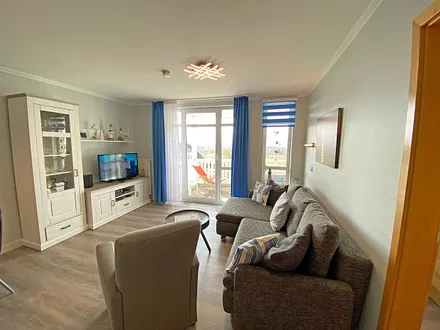 Wohnzimmer mit Sitzecke, Leselampe, TV-Board, LCD-TV, DVD-Player und Ministereoanlage