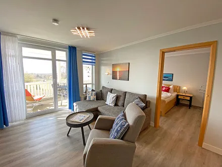 Wohnzimmer mit Blick auf den Balkon