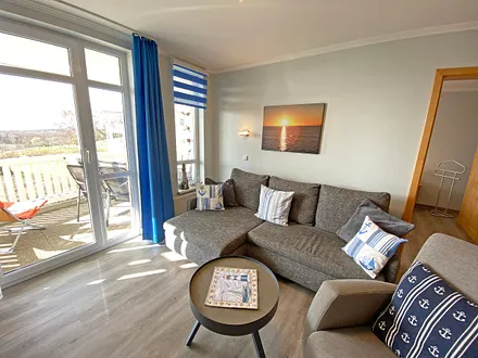 Wohnzimmer mit Sitzecke, Leselampe, TV-Board, LCD-TV, DVD-Player und Ministereoanlage