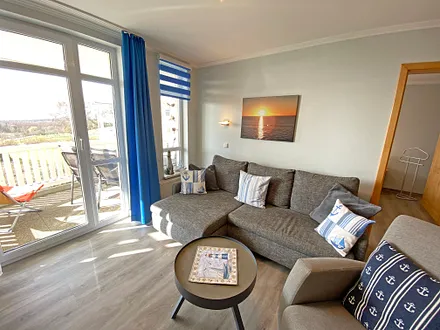 Wohnzimmer mit gemütlicher Couch