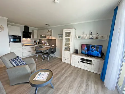 Wohnzimmer mit Sitzecke, Leselampe, TV-Board, LCD-TV, DVD-Player und Ministereoanlage