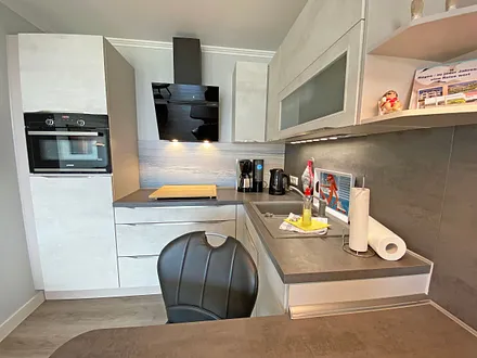 komplett ausgestattete Küchenzeile mit Geschirrspüler, Kühlschrank mit Gefrierfach, Backofen, Toaster, 4 Herdplatten, Kaffeemaschine, Wasserkocher, diversen Küchenutensilien