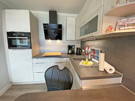 moderne Küchenzeile mit Backofen