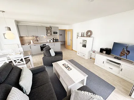 Wohnzimmer mit gemütlicher Couch