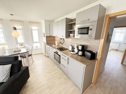 moderne Küchenzeile mit diversen Küchenutensilien