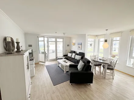 Wohnzimmer mit gemütlicher Couch und Essbereich