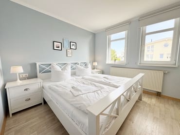 1. Schlafzimmer mit Doppelbett mit Nachtkonsolen