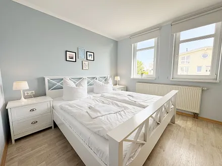 1. Schlafzimmer mit Doppelbett mit Nachtkonsolen
