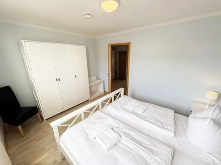 1. Schlafzimmer mit Doppelbett und Kleiderschrank