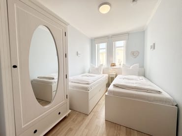 2. Schlafzimmer mit 2 Einzelbetten und Kleiderschrank