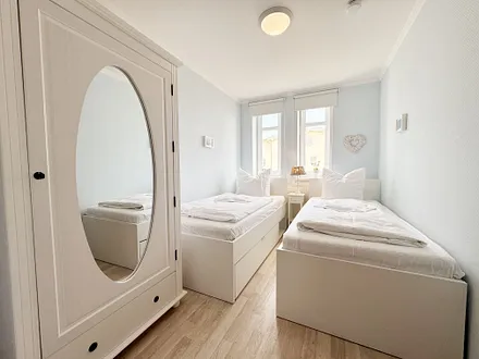 2. Schlafzimmer mit 2 Einzelbetten und Kleiderschrank