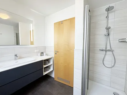 modernes Badezimmer mit Dusche