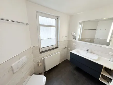 modernes Badezimmer mit Dusche und Waschplatz