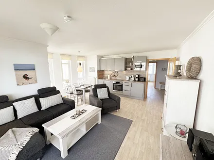 Wohnbereich mit Küchenzeile und Essbereich