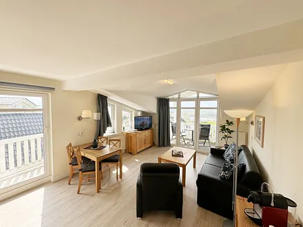 Wohnzimmer mit Sitzecke (Couch kann als Aufbettung genutzt werden), TV-Board, LCD-TV/Ministereoanlage