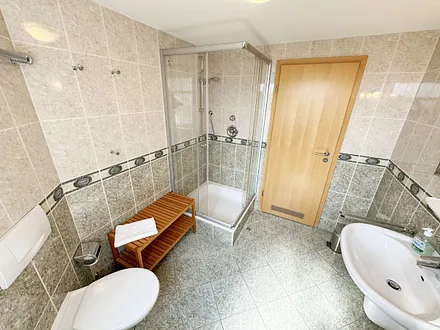 Badezimmer mit Dusche, WC und Fön