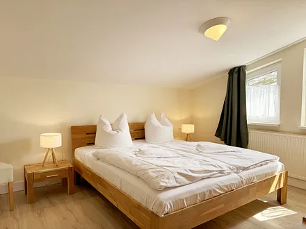 Schlafzimmer mit Dachschräge