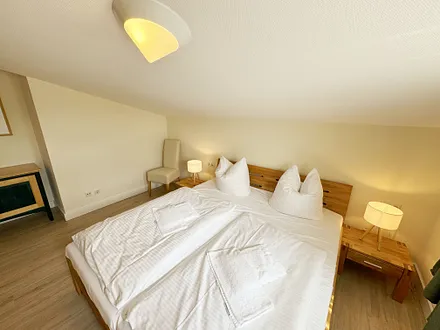 Schlafzimmer mit Doppelbett
