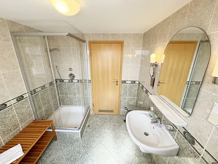 Badezimmer mit Dusche, WC und Fön