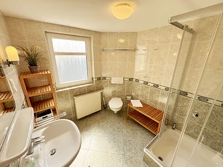 Badezimmer mit Dusche, WC und Fön