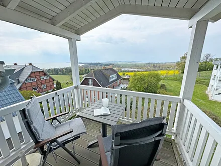 bestuhlter Balkon mit Meerblick