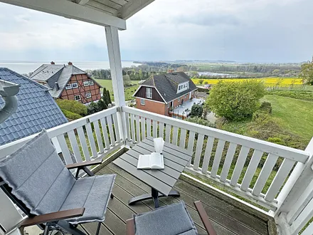 bestuhlter Balkon mit Meerblick